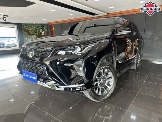 TOYOTA HILUX SW4 2.8 D-4D TURBO DIESEL SRX PLATINUM 7L 4X4 AUTOMÁTICO
